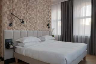 Отель Riviera House Киев Люкс с видом на реку-1