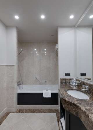 Отель Riviera House Киев Стандартный двухместный номер с 2 отдельными кроватями-2